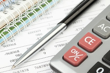 Фото. Изображены: ручка, калькулятор, блокнот для записей, отчет. 