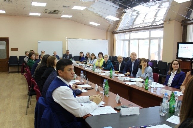 Участники очередного заседания Совета органов внешнего финансового контроля Ханты-Мансийского автономного округа – Югры за "круглым столом".