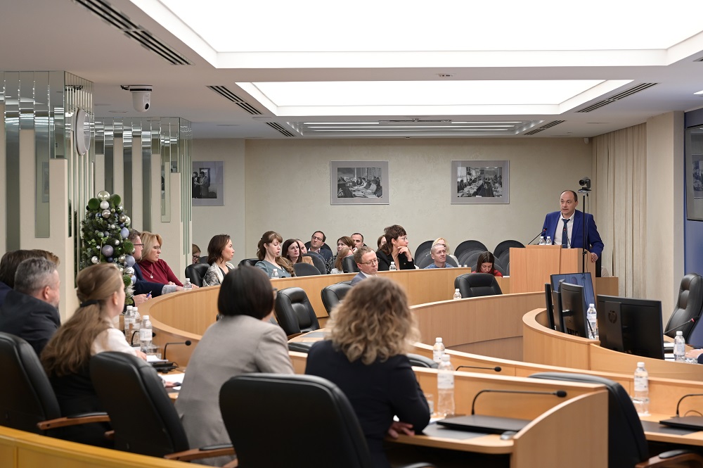 Фото 2. Участники сто восьмидесятого заседания Коллегии Контрольно-счетной палаты города Сургута слушают выступление участника заседания.