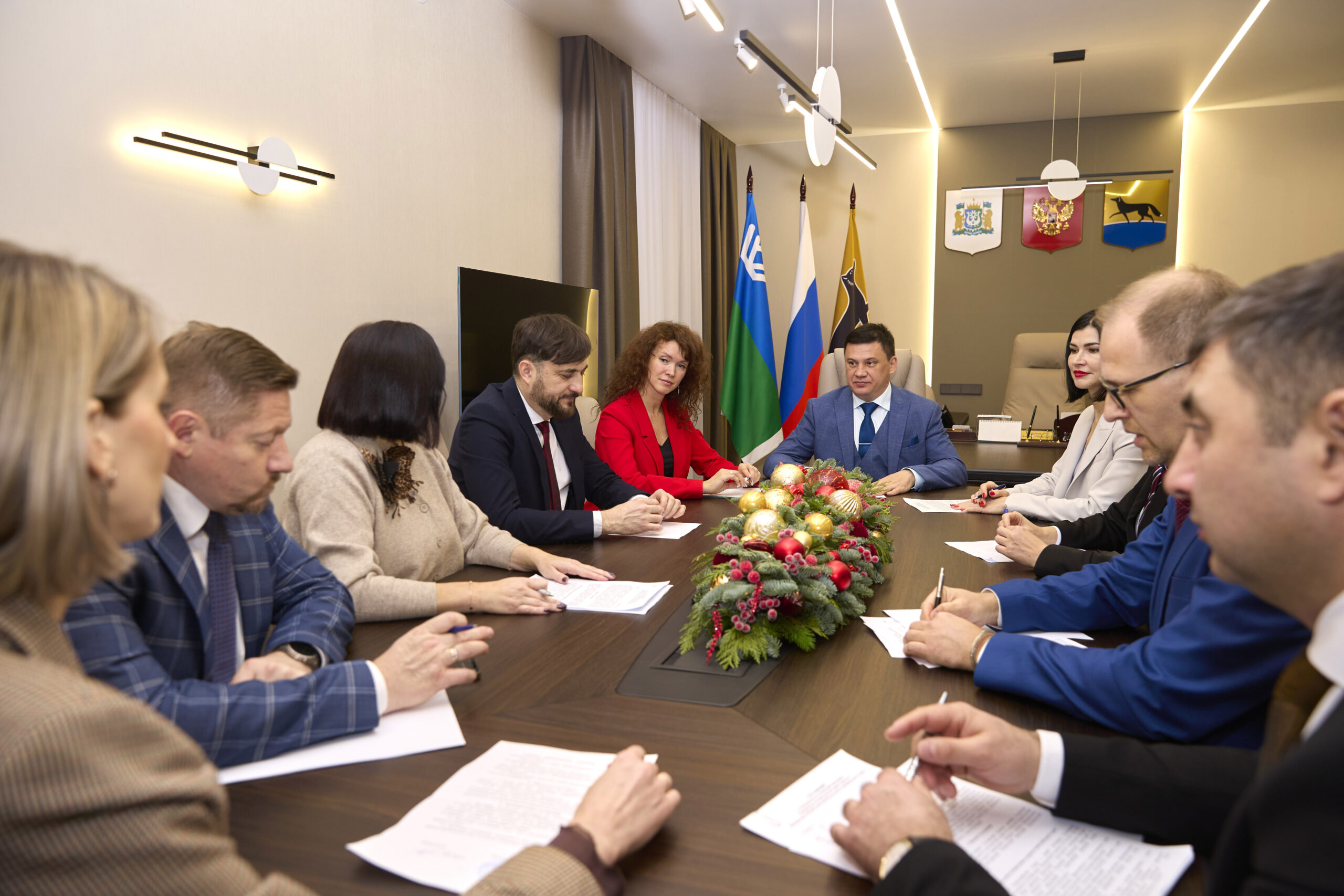 22 декабря 2025 года между Контрольно-счетной палатой города Сургута и контрольно-счетными органами девяти муниципальных образований подписаны соглашения о сотрудничестве и взаимодействии