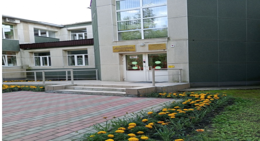 Фото: вход в офис и часть здания, где расположено   МКУ «Центр организационного обеспечения деятельности муниципальных организаций» (также здесь находится МКУ "УИТС").