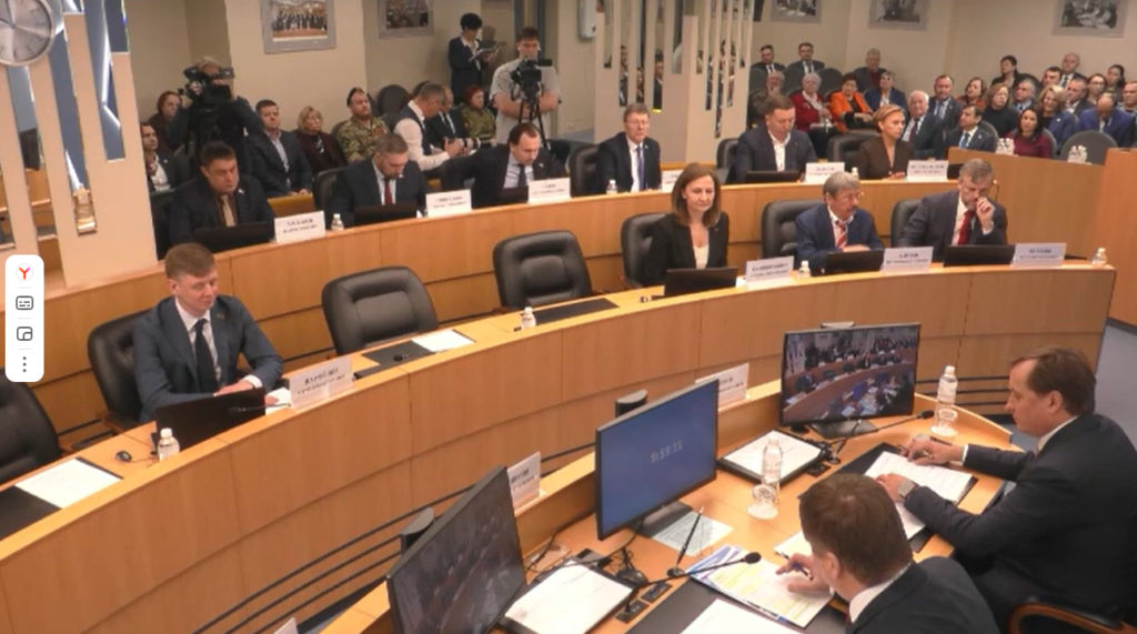 Фото 1. Участники 42-го заседания Думы города Сургута слушают отчет о деятельности контрольно-счетного органа за прошедший 2025 год в Зале Заседаний Думы города.