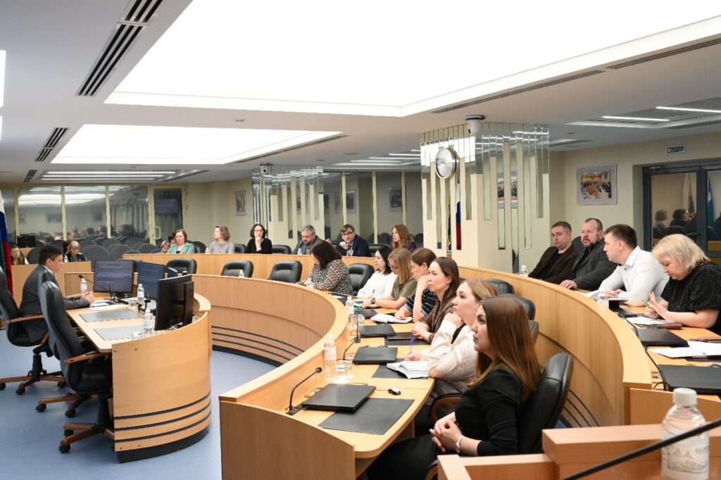 Фото 2. Участники сто восемьдесят третьего заседания Коллегии Контрольно-счетной палаты города Сургута в зале Заседаний Думы города принимают участие в заседании.