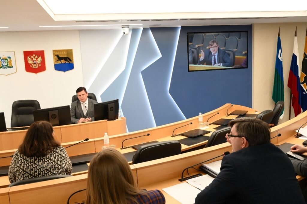 Фото 3. Участники сто восемьдесят третьего заседания Коллегии Контрольно-счетной палаты города Сургута в зале Заседаний Думы города принимают участие в заседании.