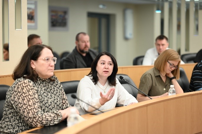 Фото 4. Участники сто восемьдесят третьего заседания Коллегии Контрольно-счетной палаты города Сургута в зале Заседаний Думы города принимают участие в заседании.