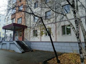 Фото центрального входа в МКУ "УУиООУ" г. Сургута